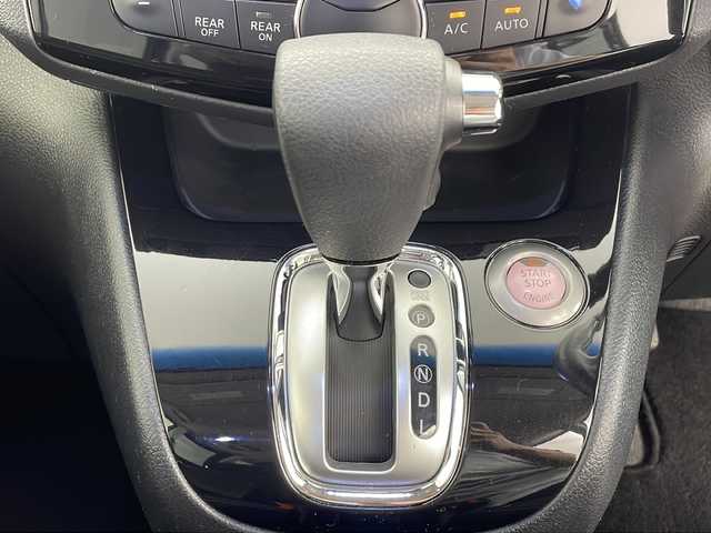 日産 セレナ ハイウェイスター Sハイブリッド 鹿児島県 2013(平25)年 7.5万km ダイヤモンドブラック 社外SDナビ【CN-S310D】/フリップダウンモニター/フルセグ/BT/CD/DVD/FM/AM/両側パワースライドドア/エマージェンシーブレーキシステム/レーンキープアシスト/オートライト/バックカメラ/プッシュスタート/純正15インチアルミ/電動格納ミラー/ビルトインETC