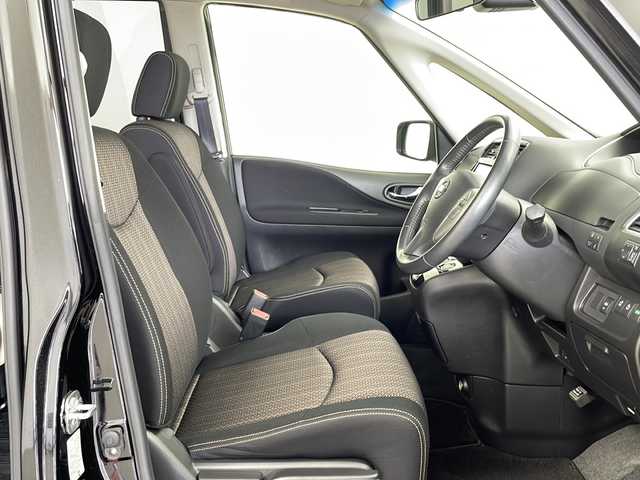 日産 セレナ ハイウェイスター Sハイブリッド 鹿児島県 2013(平25)年 7.5万km ダイヤモンドブラック 社外SDナビ【CN-S310D】/フリップダウンモニター/フルセグ/BT/CD/DVD/FM/AM/両側パワースライドドア/エマージェンシーブレーキシステム/レーンキープアシスト/オートライト/バックカメラ/プッシュスタート/純正15インチアルミ/電動格納ミラー/ビルトインETC
