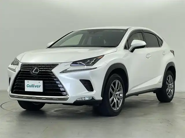 レクサス ＮＸ 300h バージョンL 群馬県 2019(令1)年 1.8万km ソニッククォーツ パノラミックビューモニター/ブラインドスポットモニター/リヤクロストラフィックアラート/＝＝＝＝＝＝/純正10.3インチナビ/(AM/FM/Bluetooth/フルセグTV/CD/DVD/USB1・2/AUX/SD)/ハンズフリーパワーバックドア/3眼LEDヘッドライト/後席電動格納シート/Lexus Safety System/ ・プリクラッシュセーフティシステム/ ・レーンディパーチャーアラート/ ・アダプティブハイビームシステム/ ・レーダークルーズコントロール/前席パワーシート(ポジションメモリ機能付)/前後席シートヒーター/シートベンチレーション/ステアリングヒーター/パドルシフト/ETC2.0/純正前方ドライブレコーダー(DRT-H68A)/電動パーキングブレーキ/オートブレーキホールド/プッシュスタート/スマートキー