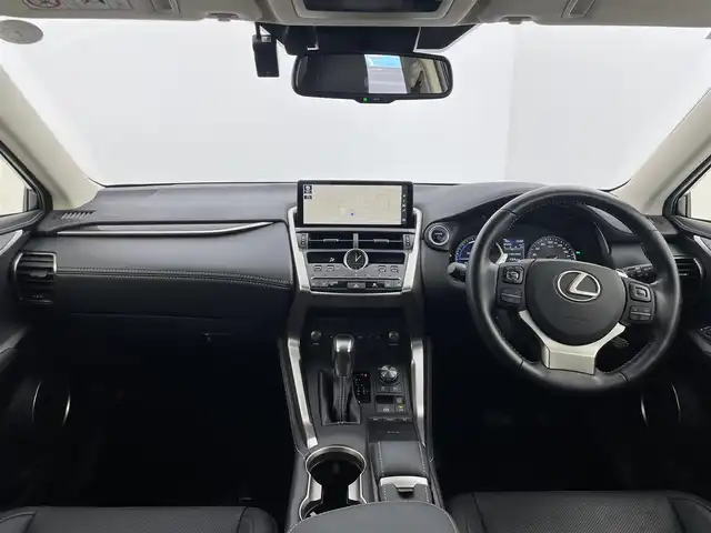 レクサス ＮＸ 300h バージョンL 群馬県 2019(令1)年 1.8万km ソニッククォーツ パノラミックビューモニター/ブラインドスポットモニター/リヤクロストラフィックアラート/＝＝＝＝＝＝/純正10.3インチナビ/(AM/FM/Bluetooth/フルセグTV/CD/DVD/USB1・2/AUX/SD)/ハンズフリーパワーバックドア/3眼LEDヘッドライト/後席電動格納シート/Lexus Safety System/ ・プリクラッシュセーフティシステム/ ・レーンディパーチャーアラート/ ・アダプティブハイビームシステム/ ・レーダークルーズコントロール/前席パワーシート(ポジションメモリ機能付)/前後席シートヒーター/シートベンチレーション/ステアリングヒーター/パドルシフト/ETC2.0/純正前方ドライブレコーダー(DRT-H68A)/電動パーキングブレーキ/オートブレーキホールド/プッシュスタート/スマートキー