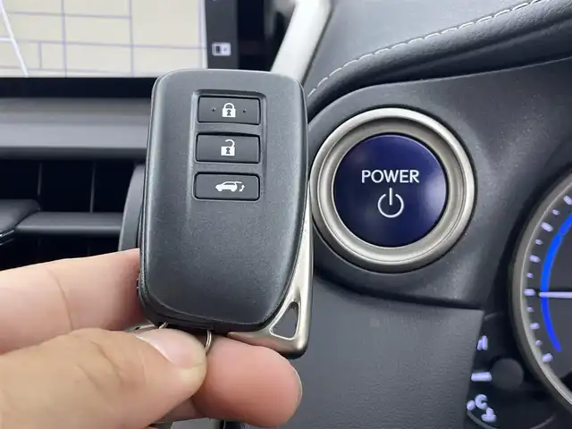 レクサス ＮＸ 300h バージョンL 群馬県 2019(令1)年 1.8万km ソニッククォーツ パノラミックビューモニター/ブラインドスポットモニター/リヤクロストラフィックアラート/＝＝＝＝＝＝/純正10.3インチナビ/(AM/FM/Bluetooth/フルセグTV/CD/DVD/USB1・2/AUX/SD)/ハンズフリーパワーバックドア/3眼LEDヘッドライト/後席電動格納シート/Lexus Safety System/ ・プリクラッシュセーフティシステム/ ・レーンディパーチャーアラート/ ・アダプティブハイビームシステム/ ・レーダークルーズコントロール/前席パワーシート(ポジションメモリ機能付)/前後席シートヒーター/シートベンチレーション/ステアリングヒーター/パドルシフト/ETC2.0/純正前方ドライブレコーダー(DRT-H68A)/電動パーキングブレーキ/オートブレーキホールド/プッシュスタート/スマートキー