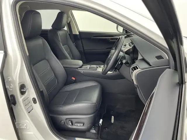 レクサス ＮＸ 300h バージョンL 群馬県 2019(令1)年 1.8万km ソニッククォーツ パノラミックビューモニター/ブラインドスポットモニター/リヤクロストラフィックアラート/＝＝＝＝＝＝/純正10.3インチナビ/(AM/FM/Bluetooth/フルセグTV/CD/DVD/USB1・2/AUX/SD)/ハンズフリーパワーバックドア/3眼LEDヘッドライト/後席電動格納シート/Lexus Safety System/ ・プリクラッシュセーフティシステム/ ・レーンディパーチャーアラート/ ・アダプティブハイビームシステム/ ・レーダークルーズコントロール/前席パワーシート(ポジションメモリ機能付)/前後席シートヒーター/シートベンチレーション/ステアリングヒーター/パドルシフト/ETC2.0/純正前方ドライブレコーダー(DRT-H68A)/電動パーキングブレーキ/オートブレーキホールド/プッシュスタート/スマートキー
