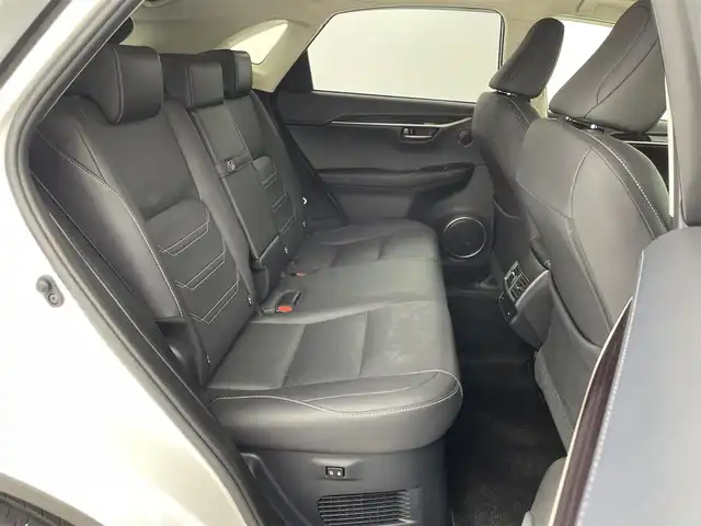 レクサス ＮＸ 300h バージョンL 群馬県 2019(令1)年 1.8万km ソニッククォーツ パノラミックビューモニター/ブラインドスポットモニター/リヤクロストラフィックアラート/＝＝＝＝＝＝/純正10.3インチナビ/(AM/FM/Bluetooth/フルセグTV/CD/DVD/USB1・2/AUX/SD)/ハンズフリーパワーバックドア/3眼LEDヘッドライト/後席電動格納シート/Lexus Safety System/ ・プリクラッシュセーフティシステム/ ・レーンディパーチャーアラート/ ・アダプティブハイビームシステム/ ・レーダークルーズコントロール/前席パワーシート(ポジションメモリ機能付)/前後席シートヒーター/シートベンチレーション/ステアリングヒーター/パドルシフト/ETC2.0/純正前方ドライブレコーダー(DRT-H68A)/電動パーキングブレーキ/オートブレーキホールド/プッシュスタート/スマートキー