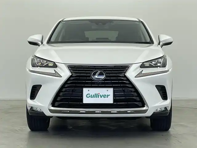 レクサス ＮＸ 300h バージョンL 群馬県 2019(令1)年 1.8万km ソニッククォーツ パノラミックビューモニター/ブラインドスポットモニター/リヤクロストラフィックアラート/＝＝＝＝＝＝/純正10.3インチナビ/(AM/FM/Bluetooth/フルセグTV/CD/DVD/USB1・2/AUX/SD)/ハンズフリーパワーバックドア/3眼LEDヘッドライト/後席電動格納シート/Lexus Safety System/ ・プリクラッシュセーフティシステム/ ・レーンディパーチャーアラート/ ・アダプティブハイビームシステム/ ・レーダークルーズコントロール/前席パワーシート(ポジションメモリ機能付)/前後席シートヒーター/シートベンチレーション/ステアリングヒーター/パドルシフト/ETC2.0/純正前方ドライブレコーダー(DRT-H68A)/電動パーキングブレーキ/オートブレーキホールド/プッシュスタート/スマートキー
