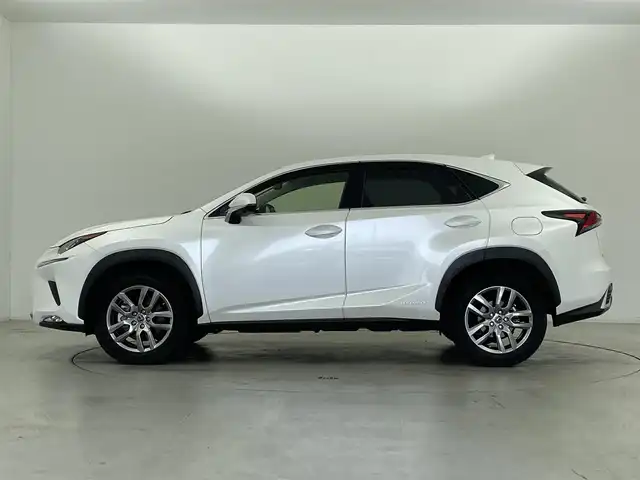 レクサス ＮＸ 300h バージョンL 群馬県 2019(令1)年 1.8万km ソニッククォーツ パノラミックビューモニター/ブラインドスポットモニター/リヤクロストラフィックアラート/＝＝＝＝＝＝/純正10.3インチナビ/(AM/FM/Bluetooth/フルセグTV/CD/DVD/USB1・2/AUX/SD)/ハンズフリーパワーバックドア/3眼LEDヘッドライト/後席電動格納シート/Lexus Safety System/ ・プリクラッシュセーフティシステム/ ・レーンディパーチャーアラート/ ・アダプティブハイビームシステム/ ・レーダークルーズコントロール/前席パワーシート(ポジションメモリ機能付)/前後席シートヒーター/シートベンチレーション/ステアリングヒーター/パドルシフト/ETC2.0/純正前方ドライブレコーダー(DRT-H68A)/電動パーキングブレーキ/オートブレーキホールド/プッシュスタート/スマートキー