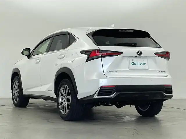 レクサス ＮＸ 300h バージョンL 群馬県 2019(令1)年 1.8万km ソニッククォーツ パノラミックビューモニター/ブラインドスポットモニター/リヤクロストラフィックアラート/＝＝＝＝＝＝/純正10.3インチナビ/(AM/FM/Bluetooth/フルセグTV/CD/DVD/USB1・2/AUX/SD)/ハンズフリーパワーバックドア/3眼LEDヘッドライト/後席電動格納シート/Lexus Safety System/ ・プリクラッシュセーフティシステム/ ・レーンディパーチャーアラート/ ・アダプティブハイビームシステム/ ・レーダークルーズコントロール/前席パワーシート(ポジションメモリ機能付)/前後席シートヒーター/シートベンチレーション/ステアリングヒーター/パドルシフト/ETC2.0/純正前方ドライブレコーダー(DRT-H68A)/電動パーキングブレーキ/オートブレーキホールド/プッシュスタート/スマートキー