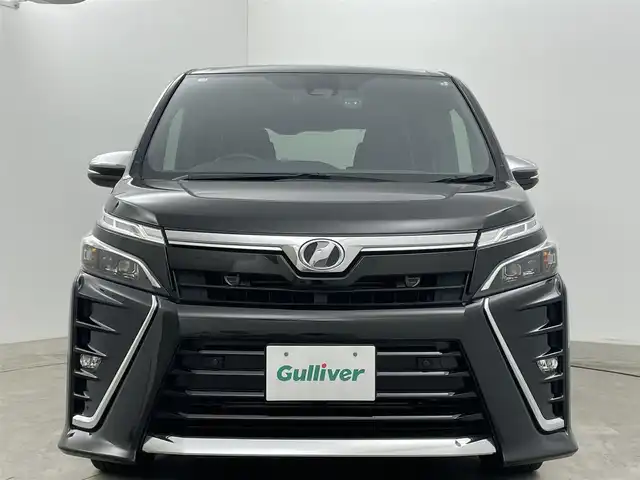 トヨタ ヴォクシー ZS 煌Ⅱ 岡山県 2019(平31)年 4.4万km イナズマスパーキングブラックガラスフレーク 純正9インチナビ/（CD/DVD/BT/フルセグTV）/バックカメラ/両側パワースライドドア/トヨタセーフティセンス/クルーズコントロール/LEDヘッドライト/LEDフォグランプ/オートライト/ビルトインETC/前方ドライブレコーダー/純正16インチアルミ/純正フロアマット/純正ドアバイザー/新車保証書/取扱説明書