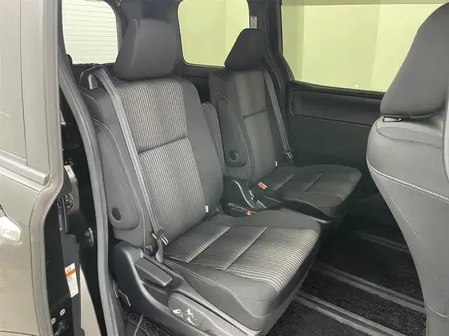 トヨタ ヴォクシー ZS 煌Ⅱ 岡山県 2019(平31)年 4.4万km イナズマスパーキングブラックガラスフレーク 純正9インチナビ/（CD/DVD/BT/フルセグTV）/バックカメラ/両側パワースライドドア/トヨタセーフティセンス/クルーズコントロール/LEDヘッドライト/LEDフォグランプ/オートライト/ビルトインETC/前方ドライブレコーダー/純正16インチアルミ/純正フロアマット/純正ドアバイザー/新車保証書/取扱説明書