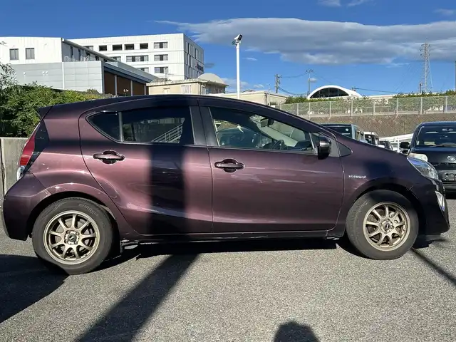 トヨタ アクア G 長崎県 2014(平26)年 8.4万km ディープアメジストマイカメタリック トヨタ純正SDナビ(FM/AM/CD/DVD/BT/TV)/ETC/ドライブモードセレクト/ステアリングリモコン/社外シフトレバー/バックカメラ/純正フロアマット/LMSport15インチアルミホイール/オートライト/手動光軸調整ダイヤル/車両接近通報/クルーズコントロール/ABS/VSC/イモビライザーシステム/スマートキー/SRSダブルエアバッグ/ISOFIX/取扱説明書/記録簿/保証書