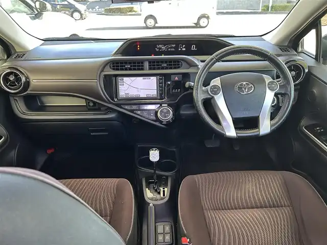 トヨタ アクア G 長崎県 2014(平26)年 8.4万km ディープアメジストマイカメタリック トヨタ純正SDナビ(FM/AM/CD/DVD/BT/TV)/ETC/ドライブモードセレクト/ステアリングリモコン/社外シフトレバー/バックカメラ/純正フロアマット/LMSport15インチアルミホイール/オートライト/手動光軸調整ダイヤル/車両接近通報/クルーズコントロール/ABS/VSC/イモビライザーシステム/スマートキー/SRSダブルエアバッグ/ISOFIX/取扱説明書/記録簿/保証書