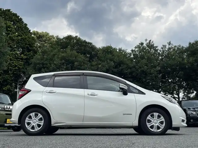 日産 ノート e－パワー X 東京都 2017(平29)年 5万km ブリリアントホワイトパール ワンオーナー/純正ナビ/・Bluetoothオーディオ/USBオーディオ/・フルセグTV/iPod/SDオーディオ/アラウンドビューモニター/コーナーセンサー（フロント/バック）/ETC/前方ドライブレコーダー（DJ4-S）/取扱説明書/保証書/スペアキー1本