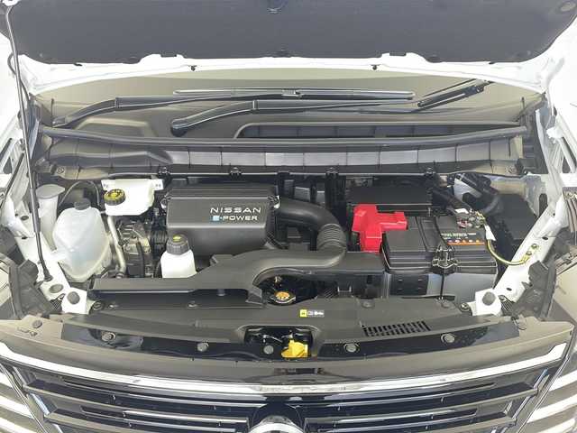 日産 セレナ e－パワー ハイウェイスター V 栃木県 2025(令7)年 0.1千km プリズムホワイト 登録済未使用車/360度セーフティアシスト/12.3型総合型インターフェースディスプレイ/メモリーナビ/フルセグ　AM FM 　Applecarplay  USB　HDMI　Bluetooth/純正11型フリップダウンモニター/両側電動スライドドア【サンシェード】/インテリジェントアラウンドビューモニター/インテリジェントルームミラー/ETC2.0/SOSコール/ナビリンク機能付きプロパイロット/プロパイロット緊急停止支援システム/インテリジェントエマージェンシーブレーキ/前方衝突予測警報/車線逸脱防止支援システム/後側方車両検知警報/ふらつき警報/標識検知機能/衝突回避ステアリングアシスト/車線逸脱警報/後退時車両検知警報/踏み間違い防止アシスト/ワイヤレス充電器/純正前後ドライブレコーダー/革巻きステアリング【スイッチ】/e-pedal/電子パーキング　オートホールド/ドライブモード/プッシュスタート/インテリジェントキー/アダブティブLEDヘッドライト/純正16インチアルミホイール/保証書/取扱説明書/スペアキー