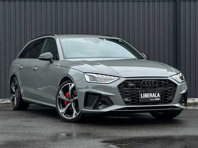 アウディ アウディ Ａ４ アバント ブラックスタイルプラス 福島県 2022(令4)年 1.6万km クワンタムグレー ワンオーナー/150台限定車/バーチャルコックピットプラス/コンフォートパッケージ/・マトリクスLEDヘッドライト/・ヘッドライトウォッシャー/・パークアシスト/・サラウンドビューカメラ/・リヤシートUSBチャージング/ブラックAudi rings&ブラックスタイリングパッケージ/・ブラックAudi rings/・ブラックスタイリングパッケージ/・ルーフレール(ブラック)/S line plusパッケージ/・運転席メモリー機能/・エクステリアミラーメモリー機能/・ランバーサポート 4ウェイ（フロント）/・アーティフィシャルレザー/カラードブレーキキャリパーレッド/アダプティブクルーズコントロール/アウディサイドアシスト/アクティブレーンアシスト/ハーフレザーシート(ブラック)/全席シートヒーター/前席パワーシート/パワーバックドア/純正メモリナビ(BT/USB)/AppleCarPlay/360°カメラ/純正19AW/ETC2.0/LEDオートライト/オートハイビーム