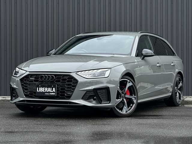 アウディ アウディ Ａ４ アバント ブラックスタイルプラス 福島県 2022(令4)年 1.6万km クワンタムグレー ワンオーナー/150台限定車/バーチャルコックピットプラス/コンフォートパッケージ/・マトリクスLEDヘッドライト/・ヘッドライトウォッシャー/・パークアシスト/・サラウンドビューカメラ/・リヤシートUSBチャージング/ブラックAudi rings&ブラックスタイリングパッケージ/・ブラックAudi rings/・ブラックスタイリングパッケージ/・ルーフレール(ブラック)/S line plusパッケージ/・運転席メモリー機能/・エクステリアミラーメモリー機能/・ランバーサポート 4ウェイ（フロント）/・アーティフィシャルレザー/カラードブレーキキャリパーレッド/アダプティブクルーズコントロール/アウディサイドアシスト/アクティブレーンアシスト/ハーフレザーシート(ブラック)/全席シートヒーター/前席パワーシート/パワーバックドア/純正メモリナビ(BT/USB)/AppleCarPlay/360°カメラ/純正19AW/ETC2.0/LEDオートライト/オートハイビーム