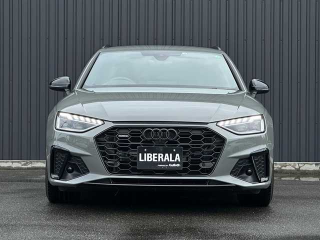 アウディ アウディ Ａ４ アバント ブラックスタイルプラス 福島県 2022(令4)年 1.6万km クワンタムグレー ワンオーナー/150台限定車/バーチャルコックピットプラス/コンフォートパッケージ/・マトリクスLEDヘッドライト/・ヘッドライトウォッシャー/・パークアシスト/・サラウンドビューカメラ/・リヤシートUSBチャージング/ブラックAudi rings&ブラックスタイリングパッケージ/・ブラックAudi rings/・ブラックスタイリングパッケージ/・ルーフレール(ブラック)/S line plusパッケージ/・運転席メモリー機能/・エクステリアミラーメモリー機能/・ランバーサポート 4ウェイ（フロント）/・アーティフィシャルレザー/カラードブレーキキャリパーレッド/アダプティブクルーズコントロール/アウディサイドアシスト/アクティブレーンアシスト/ハーフレザーシート(ブラック)/全席シートヒーター/前席パワーシート/パワーバックドア/純正メモリナビ(BT/USB)/AppleCarPlay/360°カメラ/純正19AW/ETC2.0/LEDオートライト/オートハイビーム