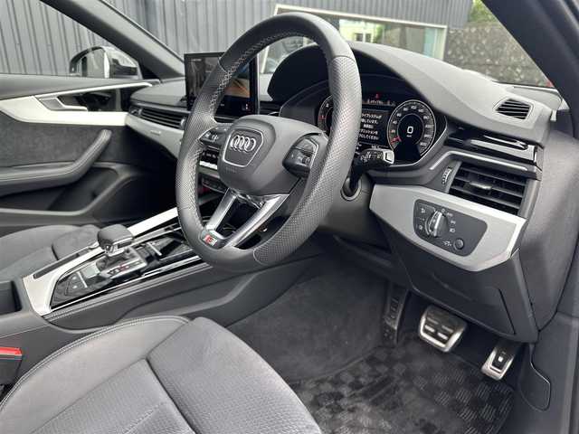アウディ アウディ Ａ４ アバント ブラックスタイルプラス 福島県 2022(令4)年 1.6万km クワンタムグレー ワンオーナー/150台限定車/バーチャルコックピットプラス/コンフォートパッケージ/・マトリクスLEDヘッドライト/・ヘッドライトウォッシャー/・パークアシスト/・サラウンドビューカメラ/・リヤシートUSBチャージング/ブラックAudi rings&ブラックスタイリングパッケージ/・ブラックAudi rings/・ブラックスタイリングパッケージ/・ルーフレール(ブラック)/S line plusパッケージ/・運転席メモリー機能/・エクステリアミラーメモリー機能/・ランバーサポート 4ウェイ（フロント）/・アーティフィシャルレザー/カラードブレーキキャリパーレッド/アダプティブクルーズコントロール/アウディサイドアシスト/アクティブレーンアシスト/ハーフレザーシート(ブラック)/全席シートヒーター/前席パワーシート/パワーバックドア/純正メモリナビ(BT/USB)/AppleCarPlay/360°カメラ/純正19AW/ETC2.0/LEDオートライト/オートハイビーム