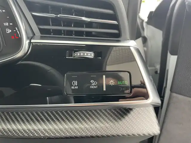 アウディ ＲＳＱ８ 兵庫県 2022(令4)年 1.1万km 白 ワンオーナー/メーカーナビ/（BT/USB）/全方位カメラ/バング＆オルフセン/セラミックブレーキ　ブレーキキャリパーレッド/フルレザーシート/前席パワーシート/シートヒーター/ベンチレーション/レーダークルーズコントロール/パドルシフト/LEDヘッドライト/AUTOライト/ドライブレコーダー/ビルトインETC2.0/スマートキー/スペアキー/保証書/取扱説明書