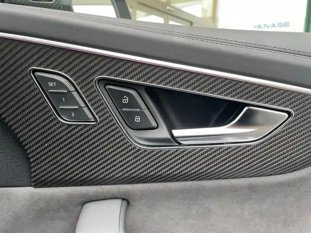 アウディ ＲＳＱ８ 兵庫県 2022(令4)年 1.1万km 白 ワンオーナー/メーカーナビ/（BT/USB）/全方位カメラ/バング＆オルフセン/セラミックブレーキ　ブレーキキャリパーレッド/フルレザーシート/前席パワーシート/シートヒーター/ベンチレーション/レーダークルーズコントロール/パドルシフト/LEDヘッドライト/AUTOライト/ドライブレコーダー/ビルトインETC2.0/スマートキー/スペアキー/保証書/取扱説明書
