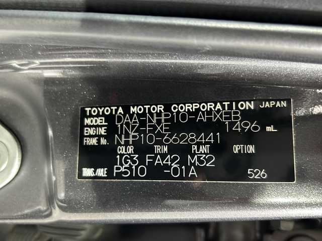 トヨタ アクア G 沖縄県 2017(平29)年 4万km グレーメタリック 禁煙車　/純正７インチナビ（ＢＴ，ＴＶ，ラジオ，ＣＤ／ＤＶＤ）　/トヨタセーフティーセンス/オートライト　/クルーズコントロール/ＥＴＣ２．０　/純正ドライブレコーダー　/革巻きステアリング　/純正フロアマット　/プッシュスタート/キセノンヘッドライト/電動格納ミラー