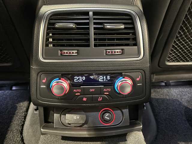 アウディ Ａ６ アバント 2.0 TFSI クワトロS Line 新潟県 2017(平29)年 4万km ミトスブラックメタリック オプション/Sラインパッケージ/・S line スポーツサスペンション/・アルミホイール 5ツインスポークデザイン/・スポーツシート（フロント）/・ヘッドライニング ブラック/・ステアリングホイール 3スポークレザー/・バルコナレザー S lineロゴ/マトリクスLEDヘッドライト/リアコンフォート＋パッケージ/・4ゾーンデラックスオートマチック/・フロアマット（フロント/リヤ）/・ラゲッジキット/・電動チルト/テレスコピックステアリングコラム/・シートヒーター（フロント/リヤ）/アシスタンスパッケージ/・アウディサイドアシスト/・アウディアクティブレーンアシスト/・アダプティブクルーズコントロール/標準装備/・BOSE サラウンドサウンドシステム/・MMIナビゲーション/・USB入力/・Bluetooth/・TVチューナー/・リヤビューカメラ/・パーキングセンサー/ドライブレコーダー