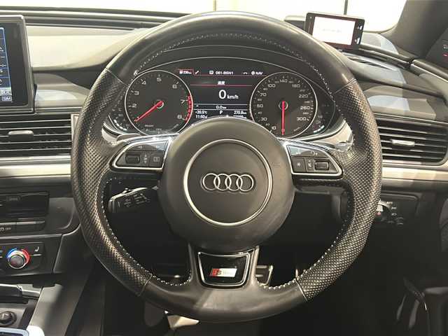 アウディ Ａ６ アバント 2.0 TFSI クワトロS Line 新潟県 2017(平29)年 4万km ミトスブラックメタリック オプション/Sラインパッケージ/・S line スポーツサスペンション/・アルミホイール 5ツインスポークデザイン/・スポーツシート（フロント）/・ヘッドライニング ブラック/・ステアリングホイール 3スポークレザー/・バルコナレザー S lineロゴ/マトリクスLEDヘッドライト/リアコンフォート＋パッケージ/・4ゾーンデラックスオートマチック/・フロアマット（フロント/リヤ）/・ラゲッジキット/・電動チルト/テレスコピックステアリングコラム/・シートヒーター（フロント/リヤ）/アシスタンスパッケージ/・アウディサイドアシスト/・アウディアクティブレーンアシスト/・アダプティブクルーズコントロール/標準装備/・BOSE サラウンドサウンドシステム/・MMIナビゲーション/・USB入力/・Bluetooth/・TVチューナー/・リヤビューカメラ/・パーキングセンサー/ドライブレコーダー