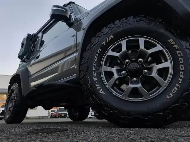 スズキ ジムニー シエラ JC 熊本県 2021(令3)年 1.5万km ミディアムグレー ワンオーナー/1インチリフトアップ車/ルーフキャリア/サイドステップバー/リアラダー/サイドラック（ロトパックス）/社外8インチナビ（CN-RZ865）/【フルセグTV/Bluetooth再生/CD/DVD】/車線逸脱警報システム/デュアルセンサーブレーキサポート/シートヒーター/LEDオートライト/フォグライト/ビルトインETC/純正15インチAW/純正フロアマット/ドアバイザー/保証書/取扱説明書