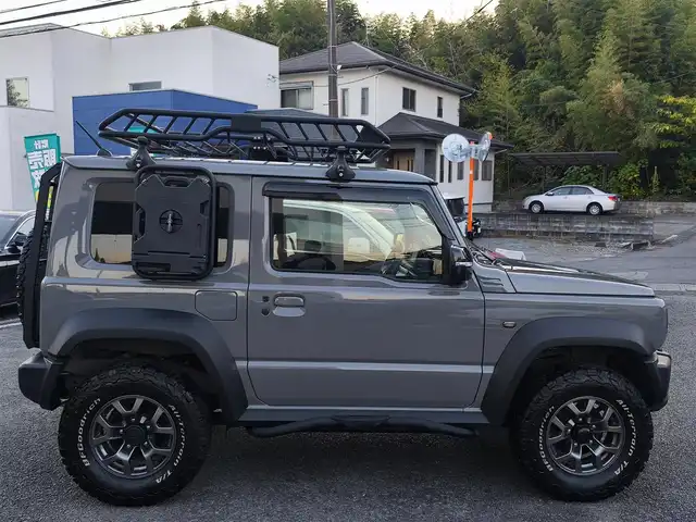 スズキ ジムニー シエラ JC 熊本県 2021(令3)年 1.5万km ミディアムグレー ワンオーナー/1インチリフトアップ車/ルーフキャリア/サイドステップバー/リアラダー/サイドラック（ロトパックス）/社外8インチナビ（CN-RZ865）/【フルセグTV/Bluetooth再生/CD/DVD】/車線逸脱警報システム/デュアルセンサーブレーキサポート/シートヒーター/LEDオートライト/フォグライト/ビルトインETC/純正15インチAW/純正フロアマット/ドアバイザー/保証書/取扱説明書
