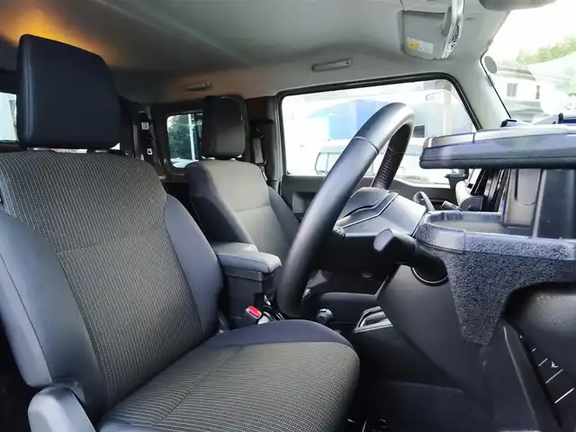 スズキ ジムニー シエラ JC 熊本県 2021(令3)年 1.5万km ミディアムグレー ワンオーナー/1インチリフトアップ車/ルーフキャリア/サイドステップバー/リアラダー/サイドラック（ロトパックス）/社外8インチナビ（CN-RZ865）/【フルセグTV/Bluetooth再生/CD/DVD】/車線逸脱警報システム/デュアルセンサーブレーキサポート/シートヒーター/LEDオートライト/フォグライト/ビルトインETC/純正15インチAW/純正フロアマット/ドアバイザー/保証書/取扱説明書