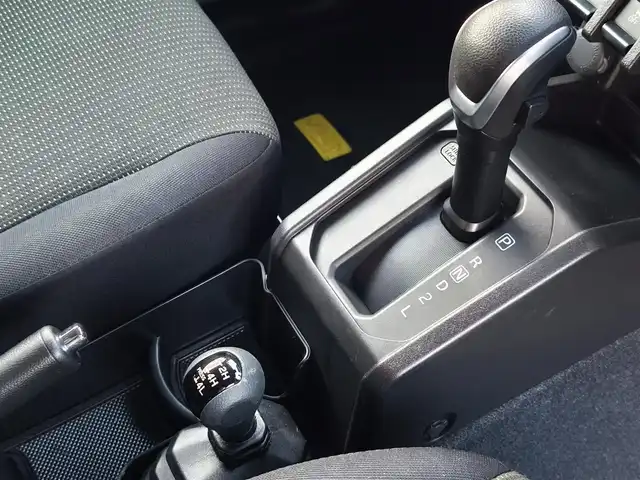 スズキ ジムニー シエラ JC 熊本県 2021(令3)年 1.5万km ミディアムグレー ワンオーナー/1インチリフトアップ車/ルーフキャリア/サイドステップバー/リアラダー/サイドラック（ロトパックス）/社外8インチナビ（CN-RZ865）/【フルセグTV/Bluetooth再生/CD/DVD】/車線逸脱警報システム/デュアルセンサーブレーキサポート/シートヒーター/LEDオートライト/フォグライト/ビルトインETC/純正15インチAW/純正フロアマット/ドアバイザー/保証書/取扱説明書