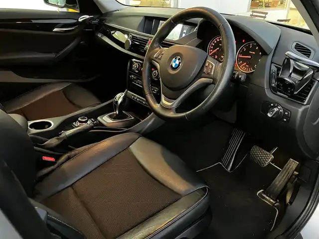 ＢＭＷ Ｘ１ xDrive 20i Xライン 山口県 2013(平25)年 4.6万km グレイシャーシルバー 純正ナビ＆バックカメラ/純正フォグ(前後)/純正18インチアルミ/純正ルーフレール/ウィンカーミラー/フロアマット/スマートキー/エンジンプッシュスタート/オートライト