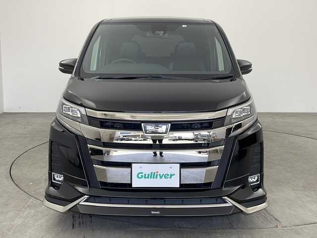トヨタ ノア Si ダブルバイビー 兵庫県 2018(平30)年 4.7万km ブラック ・社外ナビ/TV/CD/DVD/SD/Bluetooth/・純正ビルトインETC/・バックカメラ/・モデリスタフロントエアロパーツ/・両側パワースライドドア/・ハーフレザーシート/・純正アルミホイール/・純正フロアマット/・革巻きステアリング/・クルーズコントロール/・トヨタセーフティセンス/・プリクラッシュセーフティ/・レーンキープアシスト/・盗難防止装置/・オートライト/・オートマチックハイビーム/・LEDヘッドライト/・LEDフォグランプ/・リアロールシェイド/・シートバックテーブル/・ステアリングリモコン/・スマートキー/・プッシュスタート