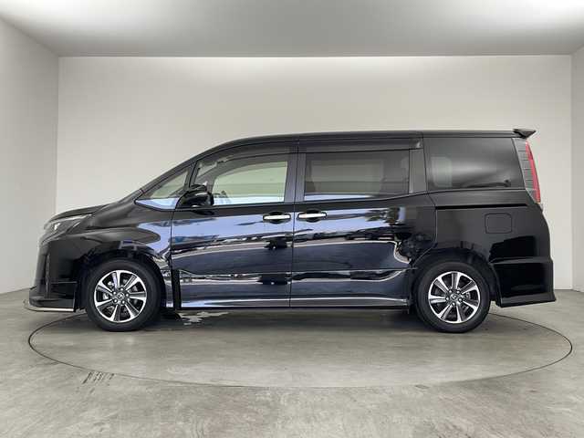 トヨタ ノア Si ダブルバイビー 兵庫県 2018(平30)年 4.7万km ブラック ・社外ナビ/TV/CD/DVD/SD/Bluetooth/・純正ビルトインETC/・バックカメラ/・モデリスタフロントエアロパーツ/・両側パワースライドドア/・ハーフレザーシート/・純正アルミホイール/・純正フロアマット/・革巻きステアリング/・クルーズコントロール/・トヨタセーフティセンス/・プリクラッシュセーフティ/・レーンキープアシスト/・盗難防止装置/・オートライト/・オートマチックハイビーム/・LEDヘッドライト/・LEDフォグランプ/・リアロールシェイド/・シートバックテーブル/・ステアリングリモコン/・スマートキー/・プッシュスタート