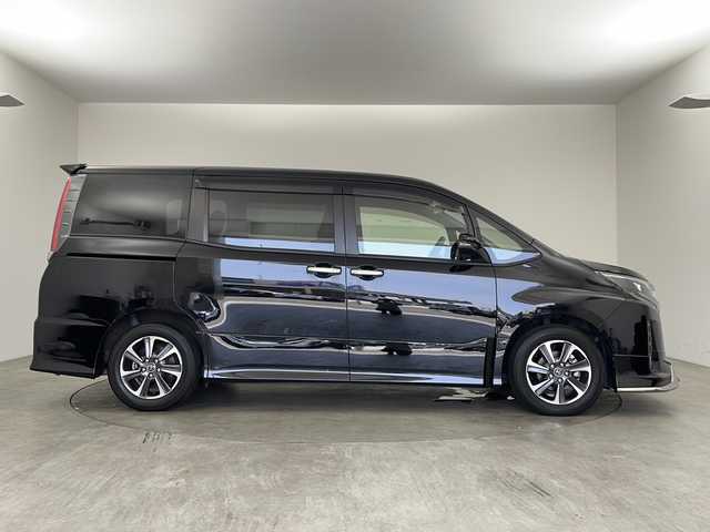 トヨタ ノア Si ダブルバイビー 兵庫県 2018(平30)年 4.7万km ブラック ・社外ナビ/TV/CD/DVD/SD/Bluetooth/・純正ビルトインETC/・バックカメラ/・モデリスタフロントエアロパーツ/・両側パワースライドドア/・ハーフレザーシート/・純正アルミホイール/・純正フロアマット/・革巻きステアリング/・クルーズコントロール/・トヨタセーフティセンス/・プリクラッシュセーフティ/・レーンキープアシスト/・盗難防止装置/・オートライト/・オートマチックハイビーム/・LEDヘッドライト/・LEDフォグランプ/・リアロールシェイド/・シートバックテーブル/・ステアリングリモコン/・スマートキー/・プッシュスタート