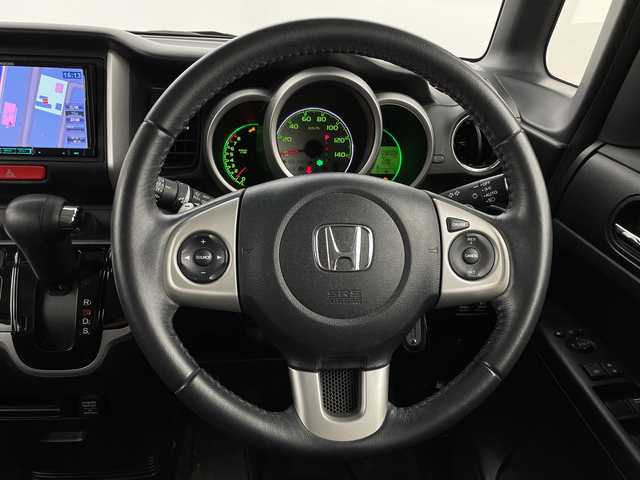 ホンダ Ｎ ＢＯＸ G ターボパッケージ 新潟県 2013(平25)年 9.3万km プレミアムホワイトパール 4WD/社外メモリナビ/フルセグ/　CD/DVD/SD/バックカメラ/両側パワースライドドア/スマートキー×２/キセノンヘッドライト/クルーズコントロール/プッシュスタート/ドライブレコーダー/ETC/SW付きスタッドレス積み込み/　（６mm）