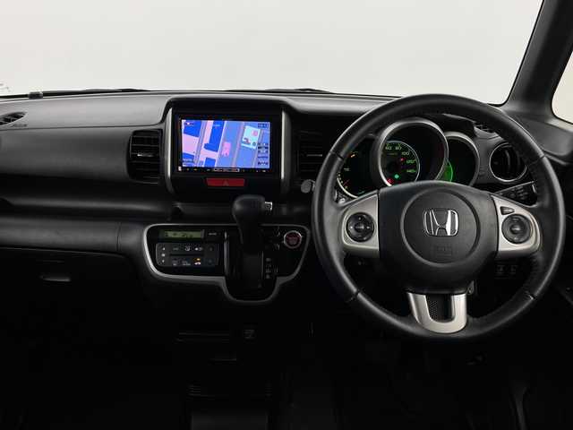 ホンダ Ｎ ＢＯＸ G ターボパッケージ 新潟県 2013(平25)年 9.3万km プレミアムホワイトパール 4WD/社外メモリナビ/フルセグ/　CD/DVD/SD/バックカメラ/両側パワースライドドア/スマートキー×２/キセノンヘッドライト/クルーズコントロール/プッシュスタート/ドライブレコーダー/ETC/SW付きスタッドレス積み込み/　（６mm）