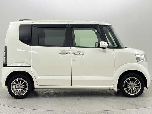 ホンダ Ｎ ＢＯＸ G ターボパッケージ 新潟県 2013(平25)年 9.3万km プレミアムホワイトパール 4WD/社外メモリナビ/フルセグ/　CD/DVD/SD/バックカメラ/両側パワースライドドア/スマートキー×２/キセノンヘッドライト/クルーズコントロール/プッシュスタート/ドライブレコーダー/ETC/SW付きスタッドレス積み込み/　（６mm）
