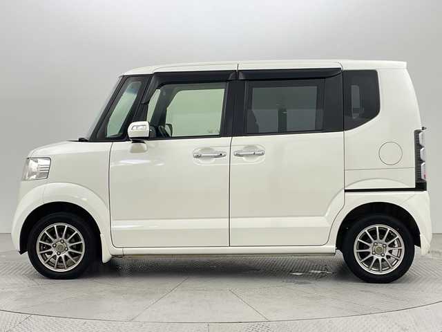 ホンダ Ｎ ＢＯＸ G ターボパッケージ 新潟県 2013(平25)年 9.3万km プレミアムホワイトパール 4WD/社外メモリナビ/フルセグ/　CD/DVD/SD/バックカメラ/両側パワースライドドア/スマートキー×２/キセノンヘッドライト/クルーズコントロール/プッシュスタート/ドライブレコーダー/ETC/SW付きスタッドレス積み込み/　（６mm）