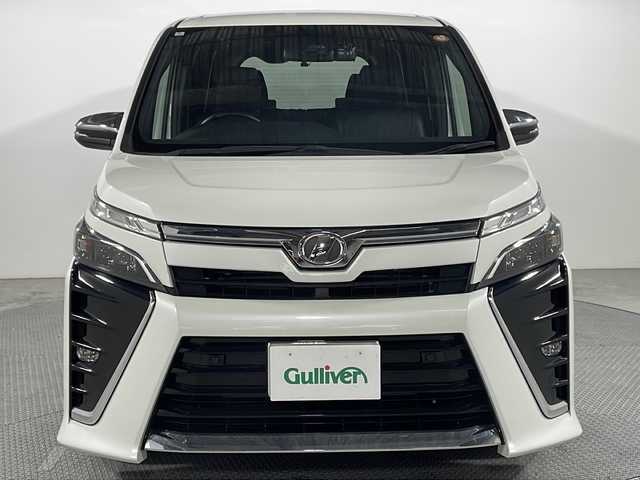 トヨタ ヴォクシー ZS 煌Ⅱ 広島県 2020(令2)年 5.7万km ホワイトパールクリスタルシャイン 禁煙車/ＡＬＰＩＮＥ9型ナビ/ＡＬＰＩＮＥ12.8型フリップダウンモニター/バックカメラ/両側パワースライドドア/クルーズコントロール/前後ドラレコ/ＥＴＣ/オートマチックハイビーム/衝突軽減/レーンキープアシスト/コーナーセンサー/LEDヘッドライト/エアバッグ(運転席/助手席/サイド/カーテン)/純正16インチアルミホイール(205/60/R16)