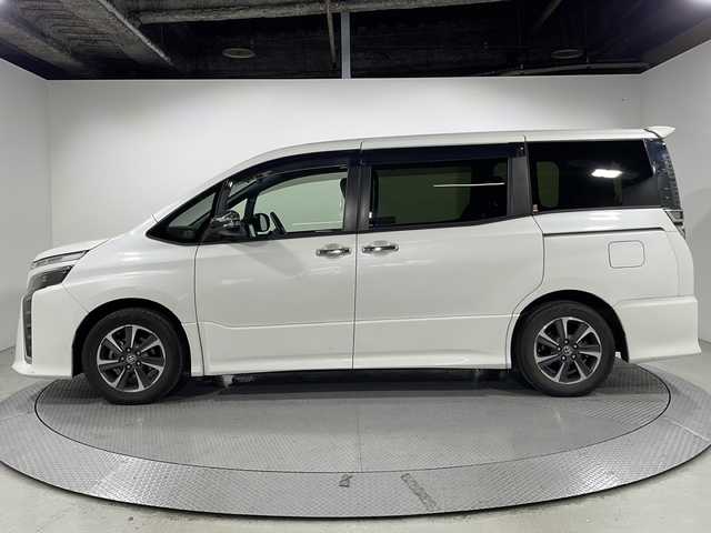 トヨタ ヴォクシー ZS 煌Ⅱ 広島県 2020(令2)年 5.7万km ホワイトパールクリスタルシャイン 禁煙車/ＡＬＰＩＮＥ9型ナビ/ＡＬＰＩＮＥ12.8型フリップダウンモニター/バックカメラ/両側パワースライドドア/クルーズコントロール/前後ドラレコ/ＥＴＣ/オートマチックハイビーム/衝突軽減/レーンキープアシスト/コーナーセンサー/LEDヘッドライト/エアバッグ(運転席/助手席/サイド/カーテン)/純正16インチアルミホイール(205/60/R16)