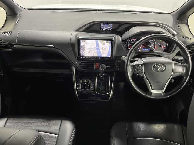 トヨタ ヴォクシー ZS 煌Ⅱ 広島県 2020(令2)年 5.7万km ホワイトパールクリスタルシャイン 禁煙車/ＡＬＰＩＮＥ9型ナビ/ＡＬＰＩＮＥ12.8型フリップダウンモニター/バックカメラ/両側パワースライドドア/クルーズコントロール/前後ドラレコ/ＥＴＣ/オートマチックハイビーム/衝突軽減/レーンキープアシスト/コーナーセンサー/LEDヘッドライト/エアバッグ(運転席/助手席/サイド/カーテン)/純正16インチアルミホイール(205/60/R16)