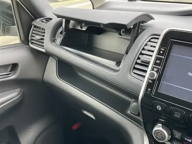 日産 セレナ e－パワー ハイウェイスター V 佐賀県 2019(平31)年 2.7万km ブリリアントホワイトパール 純正9インチナビゲーション/・AM/FM/CD/DVD/Bluetooth/フルセグTV/アラウンドビューモニター/純正フリップダウンモニター/インテリジェントルームミラー/ETC/ハーフレザーシート/・シートヒーター/革巻きステアリング/・ステアリングヒーター/・ステアリングヒーター/両側パワースライドドア/純正15インチアルミホイール/純正フロアマット/プロパイロット/クリアランスソナー/盗難防止装置