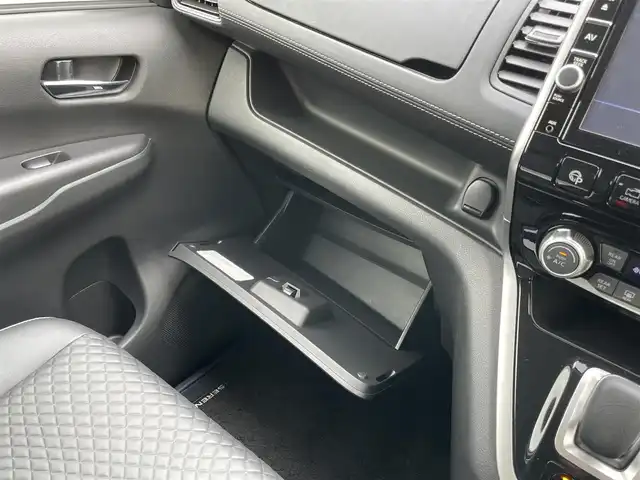 日産 セレナ e－パワー ハイウェイスター V 佐賀県 2019(平31)年 2.7万km ブリリアントホワイトパール 純正9インチナビゲーション/・AM/FM/CD/DVD/Bluetooth/フルセグTV/アラウンドビューモニター/純正フリップダウンモニター/インテリジェントルームミラー/ETC/ハーフレザーシート/・シートヒーター/革巻きステアリング/・ステアリングヒーター/・ステアリングヒーター/両側パワースライドドア/純正15インチアルミホイール/純正フロアマット/プロパイロット/クリアランスソナー/盗難防止装置