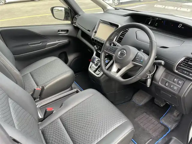 日産 セレナ e－パワー ハイウェイスター V 佐賀県 2019(平31)年 2.7万km ブリリアントホワイトパール 純正9インチナビゲーション/・AM/FM/CD/DVD/Bluetooth/フルセグTV/アラウンドビューモニター/純正フリップダウンモニター/インテリジェントルームミラー/ETC/ハーフレザーシート/・シートヒーター/革巻きステアリング/・ステアリングヒーター/・ステアリングヒーター/両側パワースライドドア/純正15インチアルミホイール/純正フロアマット/プロパイロット/クリアランスソナー/盗難防止装置