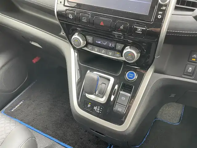 日産 セレナ e－パワー ハイウェイスター V 佐賀県 2019(平31)年 2.7万km ブリリアントホワイトパール 純正9インチナビゲーション/・AM/FM/CD/DVD/Bluetooth/フルセグTV/アラウンドビューモニター/純正フリップダウンモニター/インテリジェントルームミラー/ETC/ハーフレザーシート/・シートヒーター/革巻きステアリング/・ステアリングヒーター/・ステアリングヒーター/両側パワースライドドア/純正15インチアルミホイール/純正フロアマット/プロパイロット/クリアランスソナー/盗難防止装置