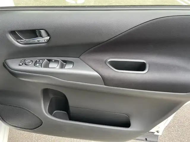 日産 セレナ e－パワー ハイウェイスター V 佐賀県 2019(平31)年 2.7万km ブリリアントホワイトパール 純正9インチナビゲーション/・AM/FM/CD/DVD/Bluetooth/フルセグTV/アラウンドビューモニター/純正フリップダウンモニター/インテリジェントルームミラー/ETC/ハーフレザーシート/・シートヒーター/革巻きステアリング/・ステアリングヒーター/・ステアリングヒーター/両側パワースライドドア/純正15インチアルミホイール/純正フロアマット/プロパイロット/クリアランスソナー/盗難防止装置