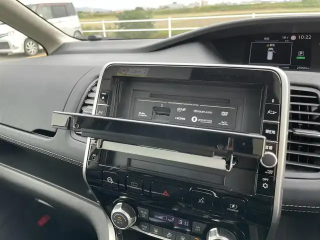 日産 セレナ e－パワー ハイウェイスター V 佐賀県 2019(平31)年 2.7万km ブリリアントホワイトパール 純正9インチナビゲーション/・AM/FM/CD/DVD/Bluetooth/フルセグTV/アラウンドビューモニター/純正フリップダウンモニター/インテリジェントルームミラー/ETC/ハーフレザーシート/・シートヒーター/革巻きステアリング/・ステアリングヒーター/・ステアリングヒーター/両側パワースライドドア/純正15インチアルミホイール/純正フロアマット/プロパイロット/クリアランスソナー/盗難防止装置