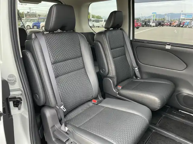 日産 セレナ e－パワー ハイウェイスター V 佐賀県 2019(平31)年 2.7万km ブリリアントホワイトパール 純正9インチナビゲーション/・AM/FM/CD/DVD/Bluetooth/フルセグTV/アラウンドビューモニター/純正フリップダウンモニター/インテリジェントルームミラー/ETC/ハーフレザーシート/・シートヒーター/革巻きステアリング/・ステアリングヒーター/・ステアリングヒーター/両側パワースライドドア/純正15インチアルミホイール/純正フロアマット/プロパイロット/クリアランスソナー/盗難防止装置