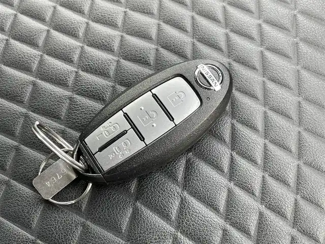 日産 セレナ e－パワー ハイウェイスター V 佐賀県 2019(平31)年 2.7万km ブリリアントホワイトパール 純正9インチナビゲーション/・AM/FM/CD/DVD/Bluetooth/フルセグTV/アラウンドビューモニター/純正フリップダウンモニター/インテリジェントルームミラー/ETC/ハーフレザーシート/・シートヒーター/革巻きステアリング/・ステアリングヒーター/・ステアリングヒーター/両側パワースライドドア/純正15インチアルミホイール/純正フロアマット/プロパイロット/クリアランスソナー/盗難防止装置