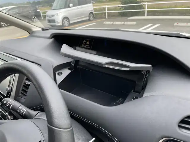 日産 セレナ e－パワー ハイウェイスター V 佐賀県 2019(平31)年 2.7万km ブリリアントホワイトパール 純正9インチナビゲーション/・AM/FM/CD/DVD/Bluetooth/フルセグTV/アラウンドビューモニター/純正フリップダウンモニター/インテリジェントルームミラー/ETC/ハーフレザーシート/・シートヒーター/革巻きステアリング/・ステアリングヒーター/・ステアリングヒーター/両側パワースライドドア/純正15インチアルミホイール/純正フロアマット/プロパイロット/クリアランスソナー/盗難防止装置