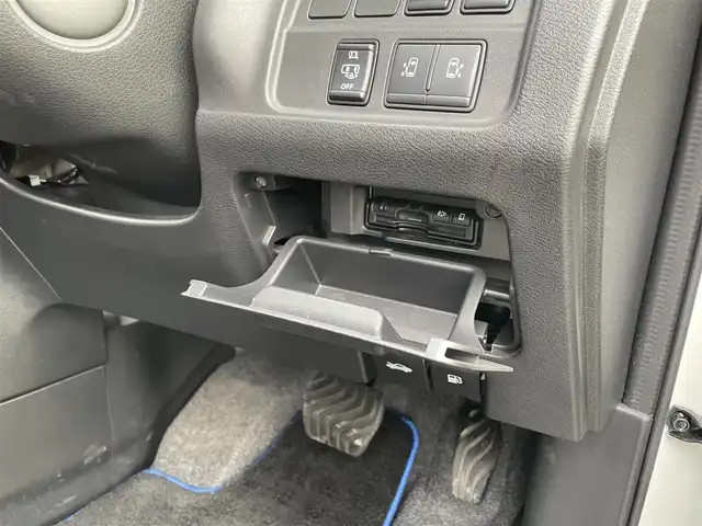 日産 セレナ e－パワー ハイウェイスター V 佐賀県 2019(平31)年 2.7万km ブリリアントホワイトパール 純正9インチナビゲーション/・AM/FM/CD/DVD/Bluetooth/フルセグTV/アラウンドビューモニター/純正フリップダウンモニター/インテリジェントルームミラー/ETC/ハーフレザーシート/・シートヒーター/革巻きステアリング/・ステアリングヒーター/・ステアリングヒーター/両側パワースライドドア/純正15インチアルミホイール/純正フロアマット/プロパイロット/クリアランスソナー/盗難防止装置